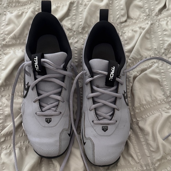 Nike Boys size 6 Football Cleats - Picture 1 of 5